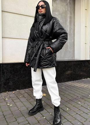Жіноча чорна зимова тепла стьобана куртка з поясом з кишенями шкіряна однотонна подовжена силікон женская зимняя куртка черная5 фото