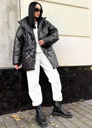 Жіноча чорна зимова тепла стьобана куртка з поясом з кишенями шкіряна однотонна подовжена силікон женская зимняя куртка черная7 фото