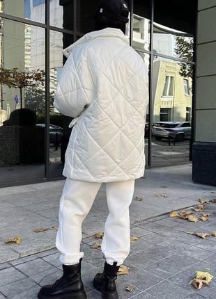 Жіноча біла зимова тепла стьобана куртка з поясом з кишенями шкіряна однотонна подовжена силікон женская зимняя куртка белая4 фото
