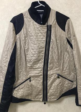 Легкая стеганая куртка.