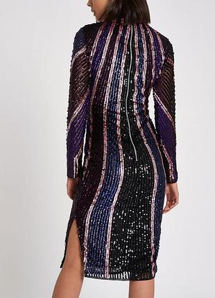 Облегающее пурпурное платье с высоким воротом и пайетками