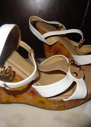 Босоножки на танкетке