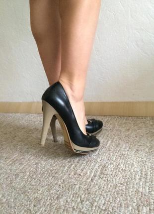 Брендові італійські шкіряні дуже зручні і красиві туфельки 23, 5 см
