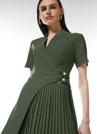 Міні-сукня у стилі мілітарі з виїмкою і вирізами