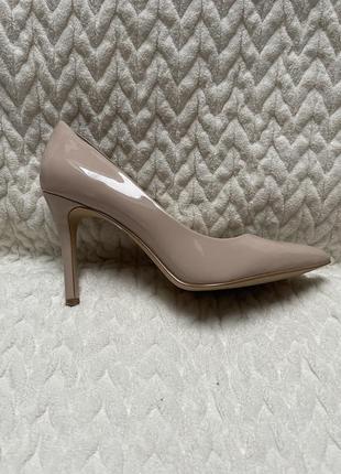 Туфлі-човники.