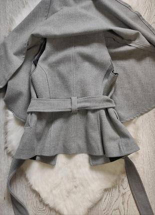 Светлое серое короткое пальто кейп с поясом карманами разлетайка на плечи пуговицами оверсайз4 фото