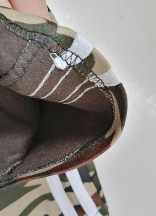 Утеплённые спортивные прогулочные штаны на флисе принт камуфляж хаки штаны укороченные лампасами по8 фото