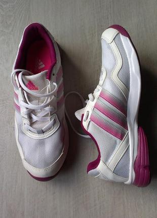 Кросівки adidas.