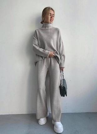 Сірий жіночний костюм з ангори однотонний світлий вільна кофта з горлом та доагим рукавом вільни прямі штани довгі на завязках теплий стильний вільний