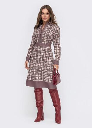 Трикотажне бежево-біле плаття в ексклюзивний принт з класичним коміром