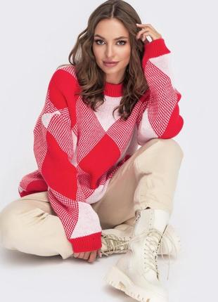 Модний червоний светр вільного крою зі спущеною лінією плеча з візерунком "ромби"3 фото