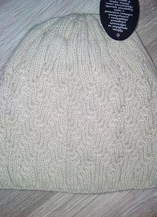 Тёплая вязанная шапка цвета кофе с молоком