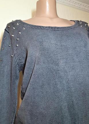 Крутая кофта свитер с шипами на плечах и эффектом варенки