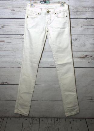 Модные джинсы бело-молочного цвета2 фото