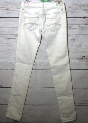 Модные джинсы бело-молочного цвета4 фото