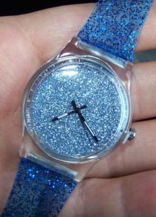 Прозрачные с голубыми блестками кварцевые наручные часы7 фото