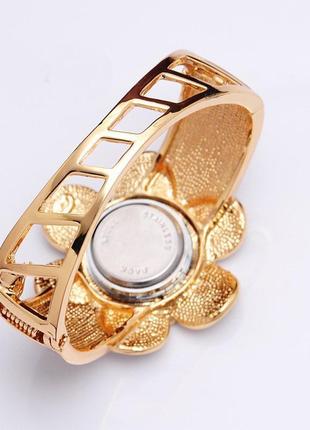 Часы-браслет под золото с крупным цветком и серебристым напылением5 фото
