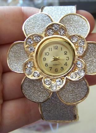 Часы-браслет под золото с крупным цветком и серебристым напылением4 фото