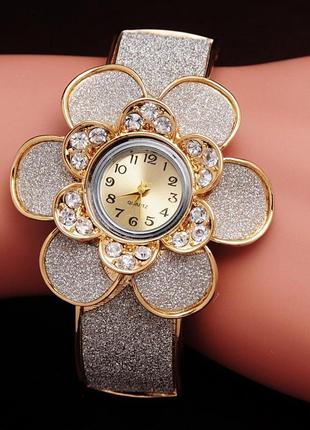 Часы-браслет под золото с крупным цветком и серебристым напылением2 фото