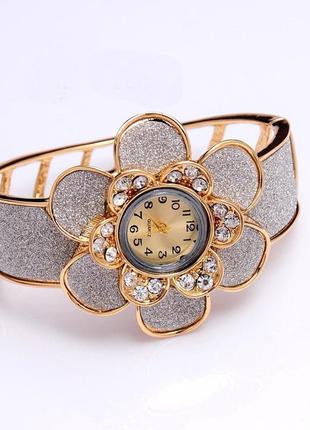 Часы-браслет под золото с крупным цветком и серебристым напылением3 фото