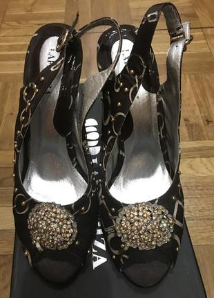 Босоніжки з брошкою на шпильці