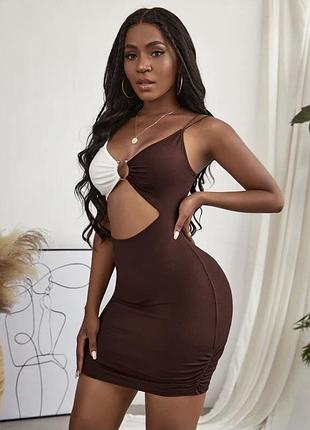 Сукня з вирізами