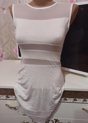 Біла сукня
