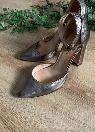 Босоніжки з закритим носиком