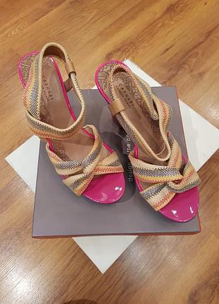 Carnaby платформа.