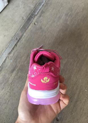 Новые розовые детские кроссовки которые светятся3 фото