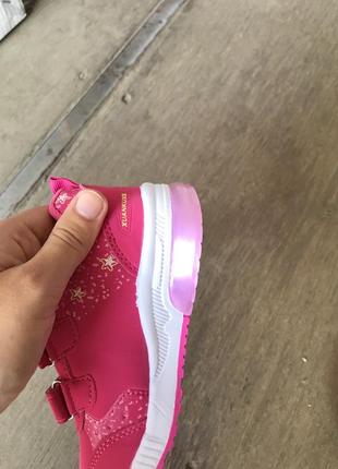 Новые розовые детские кроссовки которые светятся5 фото