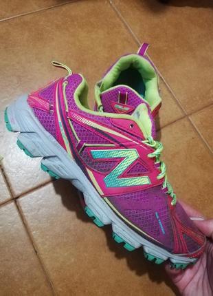 Кросівки жіночі