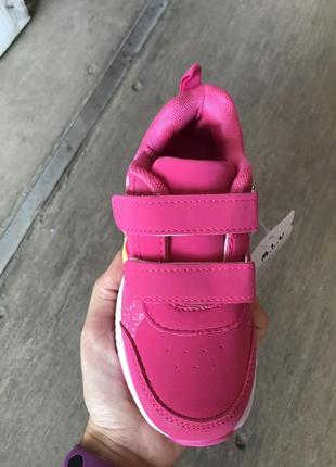 Новые розовые детские кроссовки которые светятся7 фото