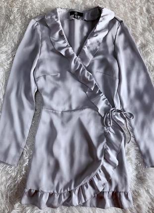 Нежное сатиновое платье missguided  на запах серебристого цвета5 фото