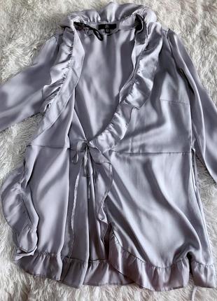 Нежное сатиновое платье missguided  на запах серебристого цвета10 фото