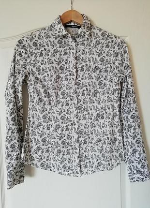 Сорочка з чорно-білим квітковим малюнком