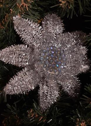 Новорічний декор, ялинкова прикраса ручної роботи квітка срібна з блакитними намистинами1 фото