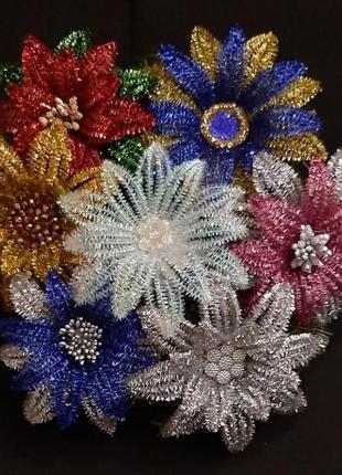Новорічний декор, ялинкова прикраса ручної роботи квітка срібна з блакитними намистинами4 фото