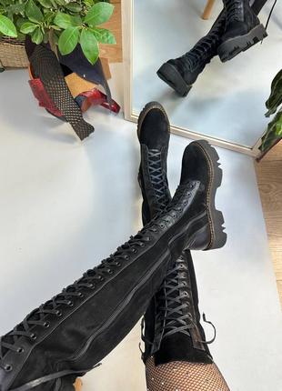 Стильные кожаные ботфорты на подошве и шнуровке9 фото