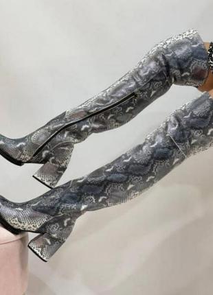 Женские высокие сапоги ботфорты из натуральной кожи под редакцией в серо белом цвете на каблуке 6 см из подставка под ложку1 фото