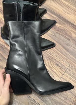 Шкіряні козаки zara, чорного кольору