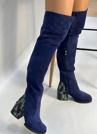 Жіночі чоботи високі ботфорди з натуральним замші синього кольору комбінована з ексклюзивної рептилією на каблуку 6 см та підошвах підложку