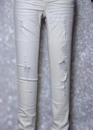 Бежевые джинсы скинни collin's с потертостями2 фото