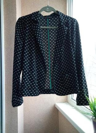 Стильный облегченный черный пиджак/кардиган в оригинальный принт