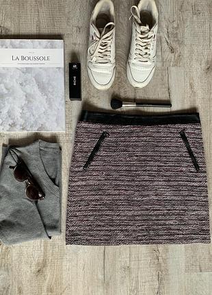 Короткая юбка меланж утепленная с кожаными вставками буклированная мини юбка