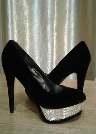 Бархатные чёрные туфли