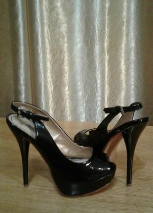 Чорні лакові босоніжки на підборах