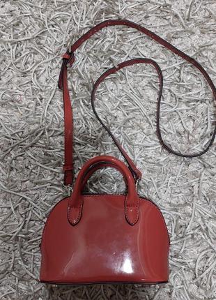 Маленька лакированна сумка zara.