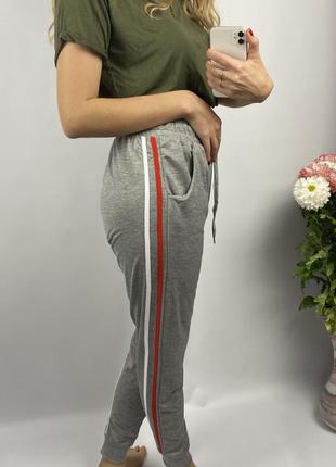 Серые спортивные штаны с лампасами на манжетах, узкие спортивные штаны с полосами3 фото