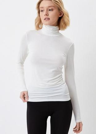Белая uniqlo водолазка( размер 38-40)